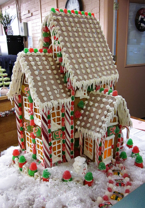 Gingerbread-houses-red-and-green 