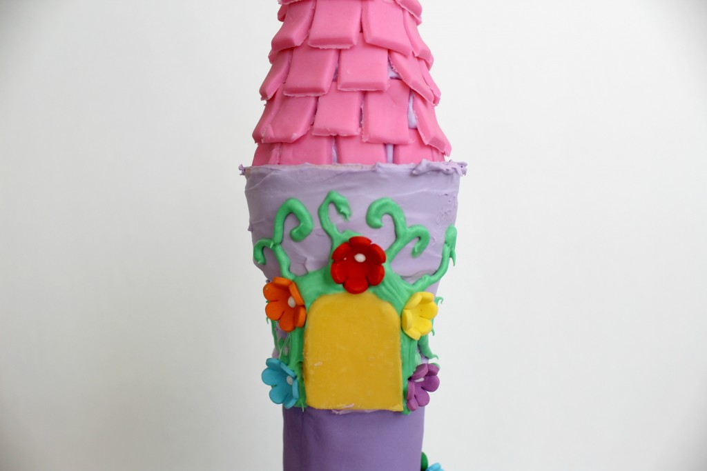 These little details are going to make your Rapunzel birthday cake even more beautiful