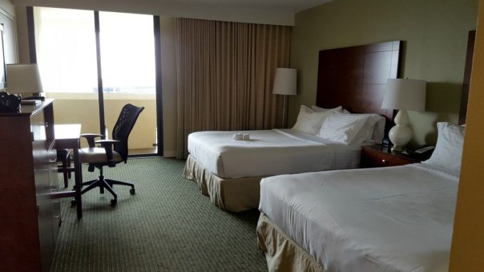 Holiday-Inn-Orlando-Disney-Springs-room