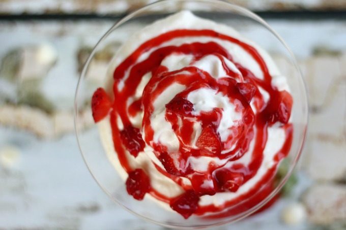 The swirls in this white chocolate mousse look so pretty