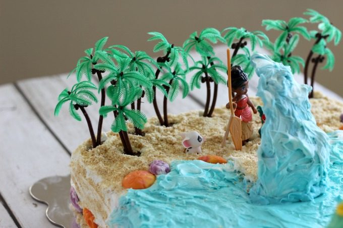 The wave plays an important part in this Moana cake