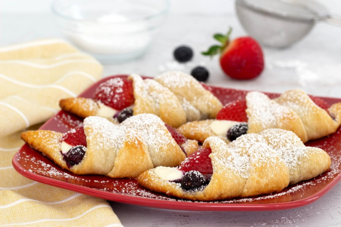 Cream cheese crescent rolls with berries 