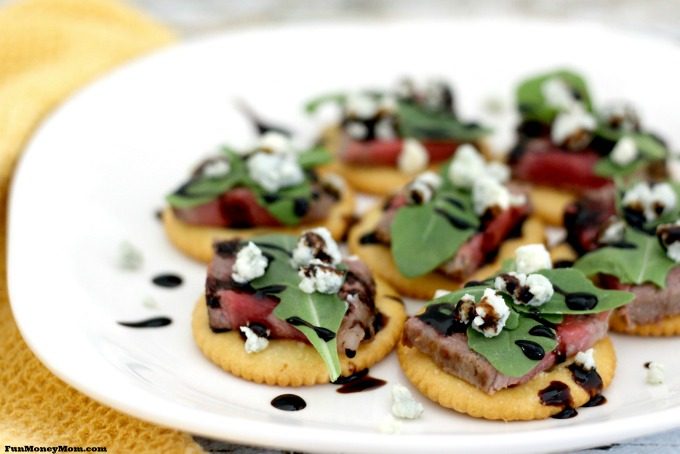 These Party Crackers with Steak, Blue Cheese and Arugula are perfect to bring to a party or just to eat at home.