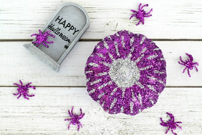 Kids are going to love making this glitter pumpkin