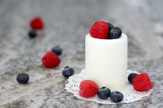 These frozen yogurt cups may look like dessert but they actually make a healthy snack