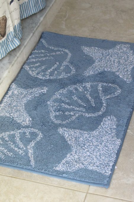This blue rug with shell accents matched the other bathroom decor.