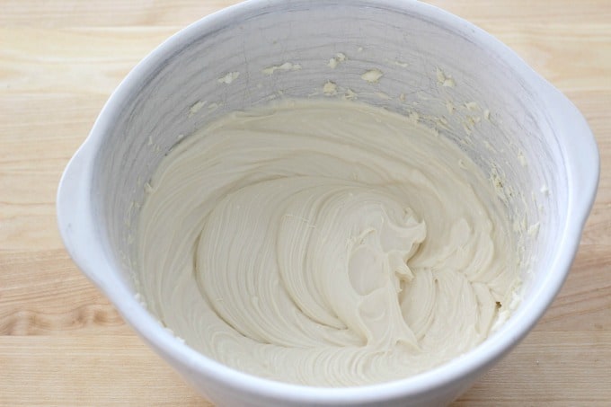 Mix cream cheese, sugar and vanilla extract until smooth