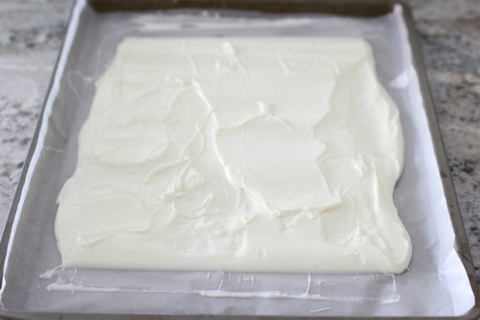Spread white chocolate with a spatula or icing smoother