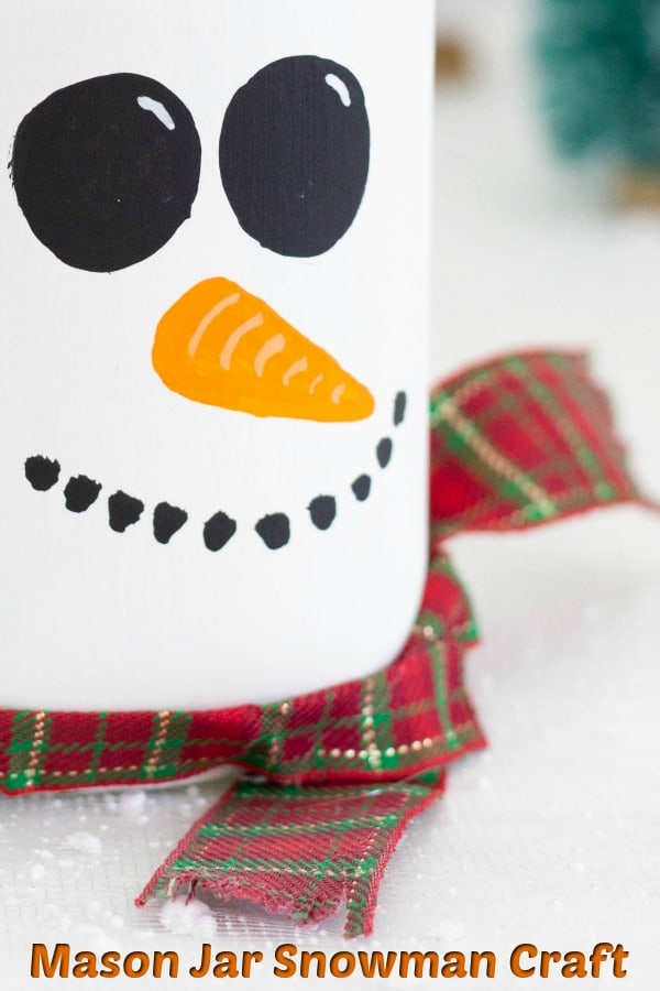 Mason Jar Craft - This snowman mason jar is the perfect DIY gift for the holidays! Fill it with treats and add a gift card for a fun teacher gift, gift for co-workers or just anybody that deserves a little something special #masonjars #masonjarcraft #snowmanmasonjar #masonjarsnowman #diychristmasgift #diygift #masonjargift