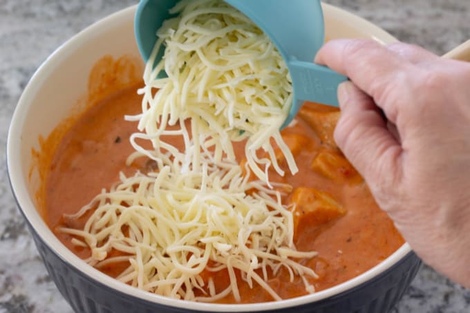 Adding cheese to the rosa sauce