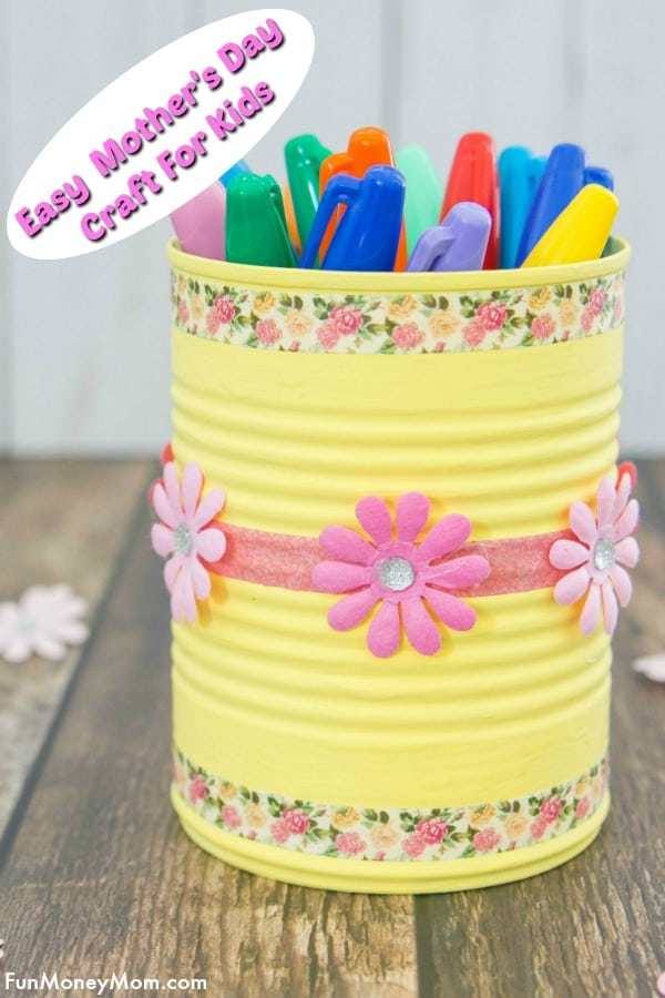 Mother's Day Craft - This easy craft for kids is a perfect gift for Mother's Day. Why not give mom a Mother's Day gift she can actually use? She'll love this cute pencil holder craft! #mothersday #mothersdaycraft #mothersdaygift #craftsforkids #crafts