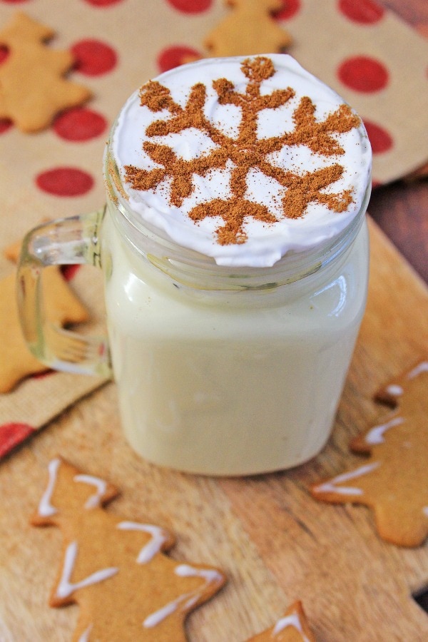 Spiced eggnog with cookies