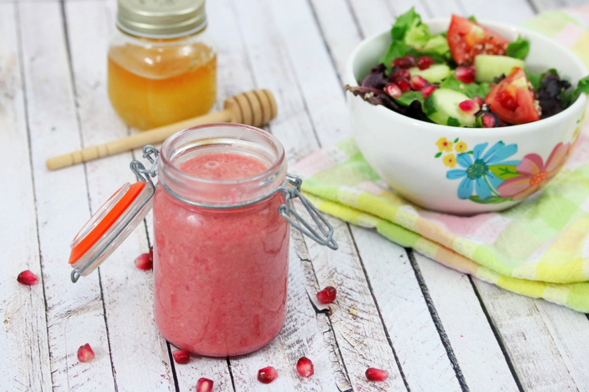 Pomegranate dressing with salad and honey