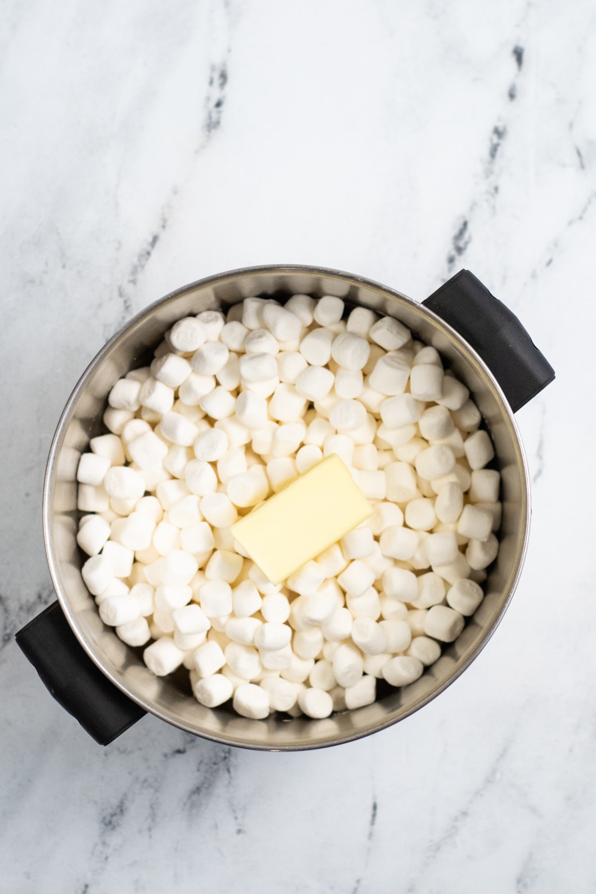 Marshmallow with butter in large pot