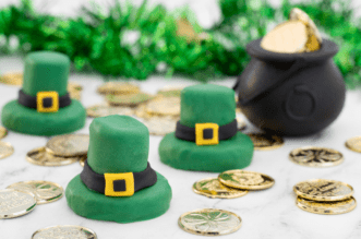 Leprechaun hat cookies with pot of gold
