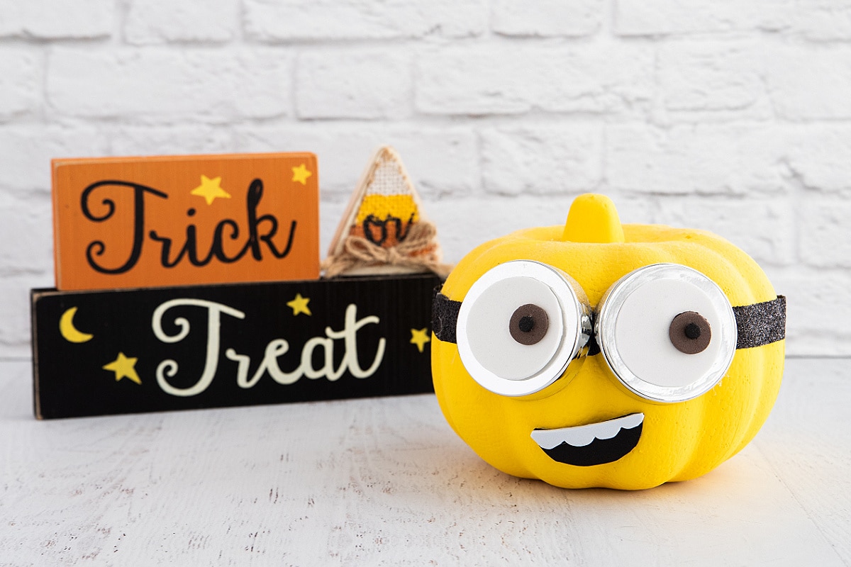 No carve minion pumpkin with trick or treat sign