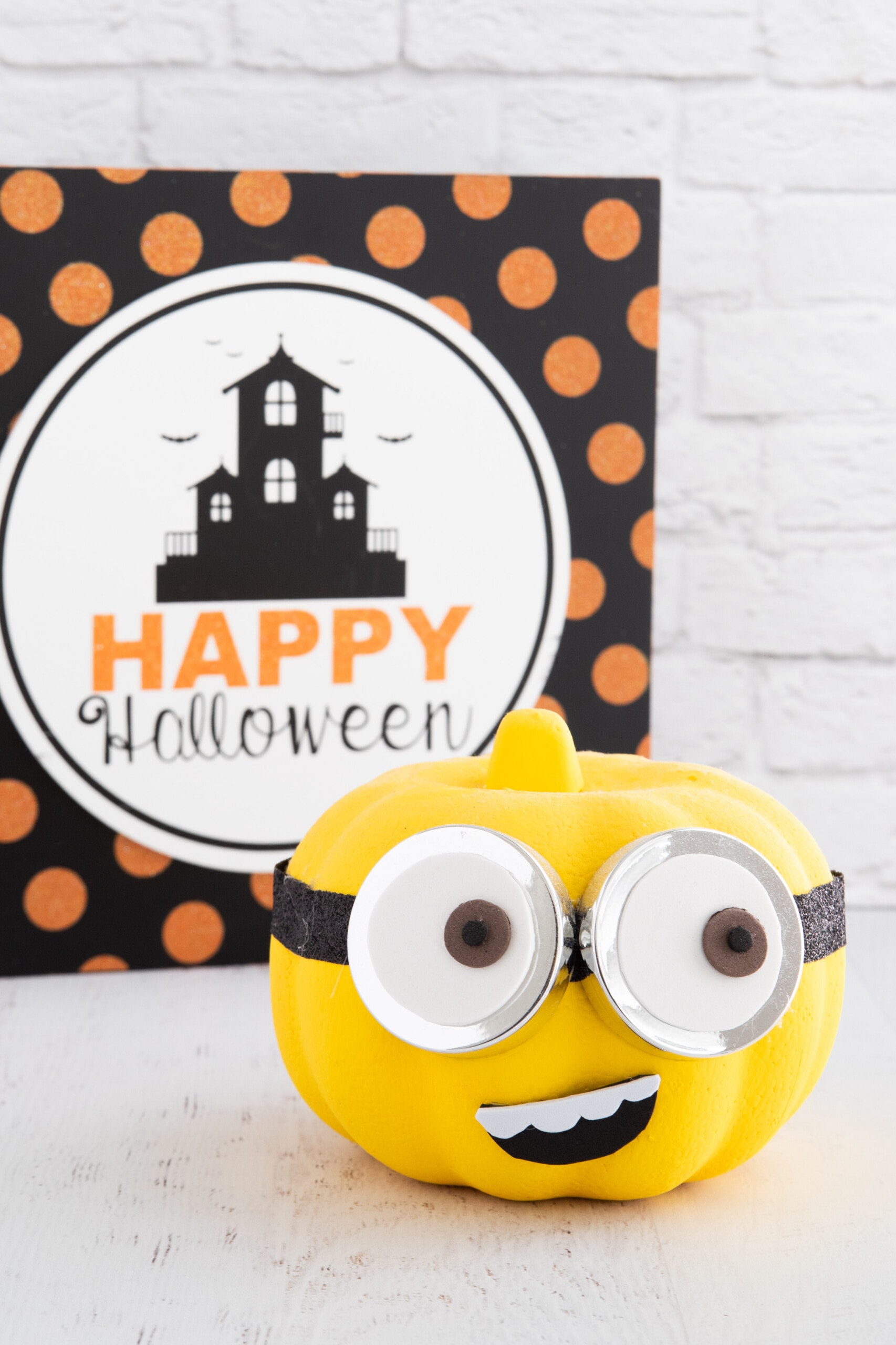 Minion pumpkin with Happy Halloween sign