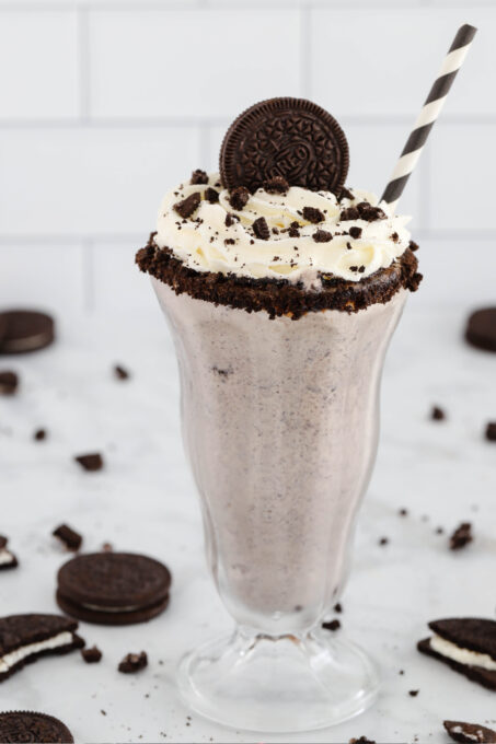 Easy Oreo Milkshake Recipe (Just 3 Ingredients)