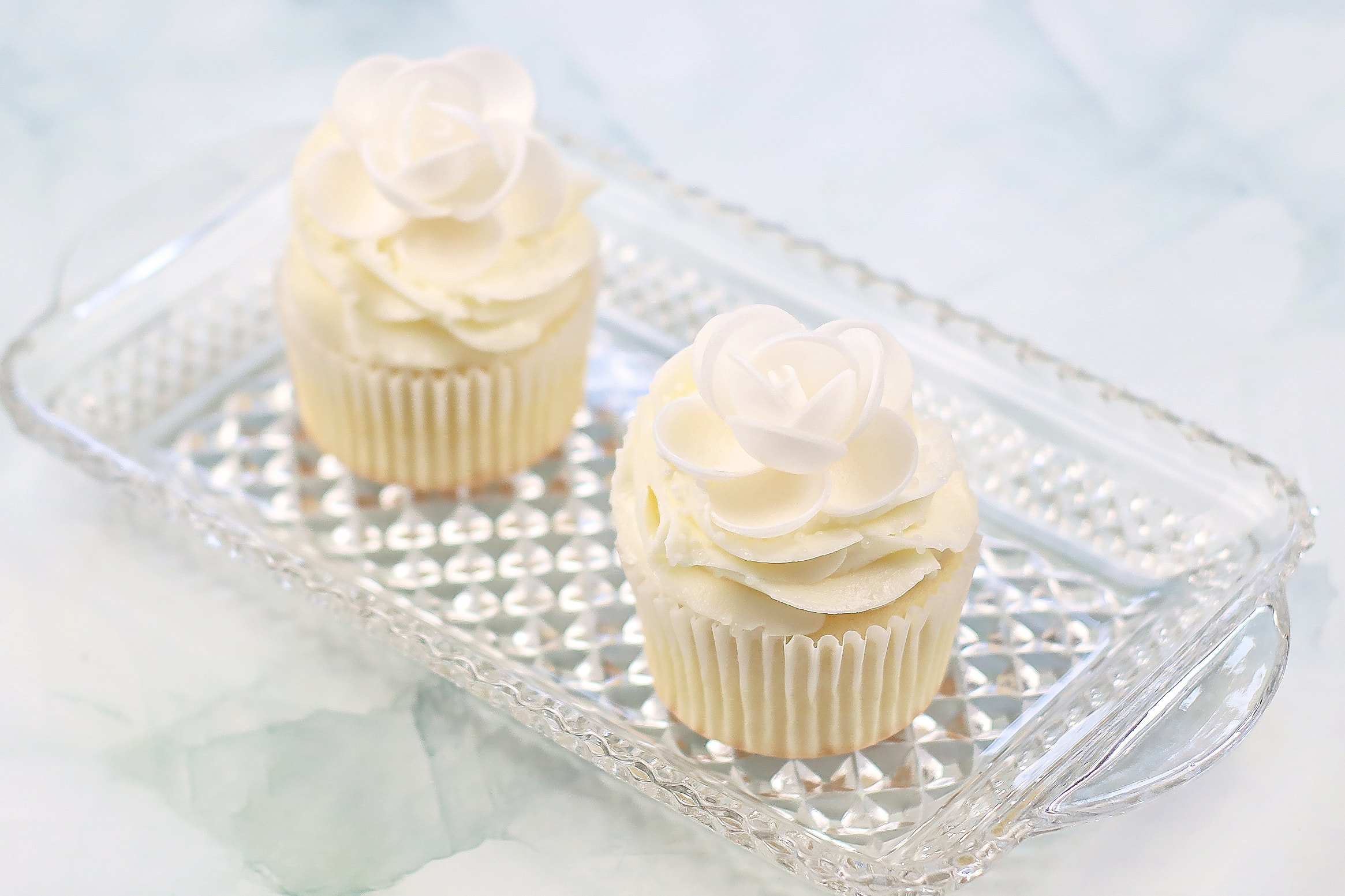 https://funmoneymom.com/wp-content/uploads/2022/06/White-Cupcakes-Recipe-Feature.jpg