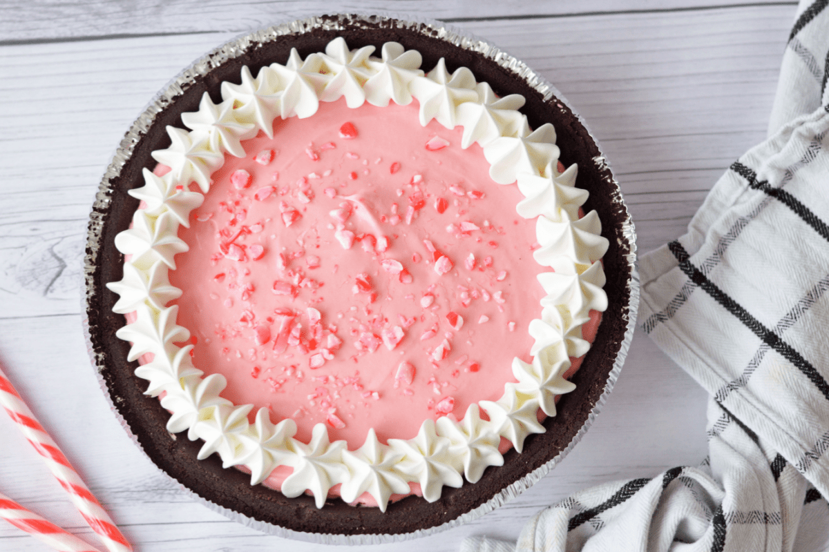 Peppermint pie with black and white napkin