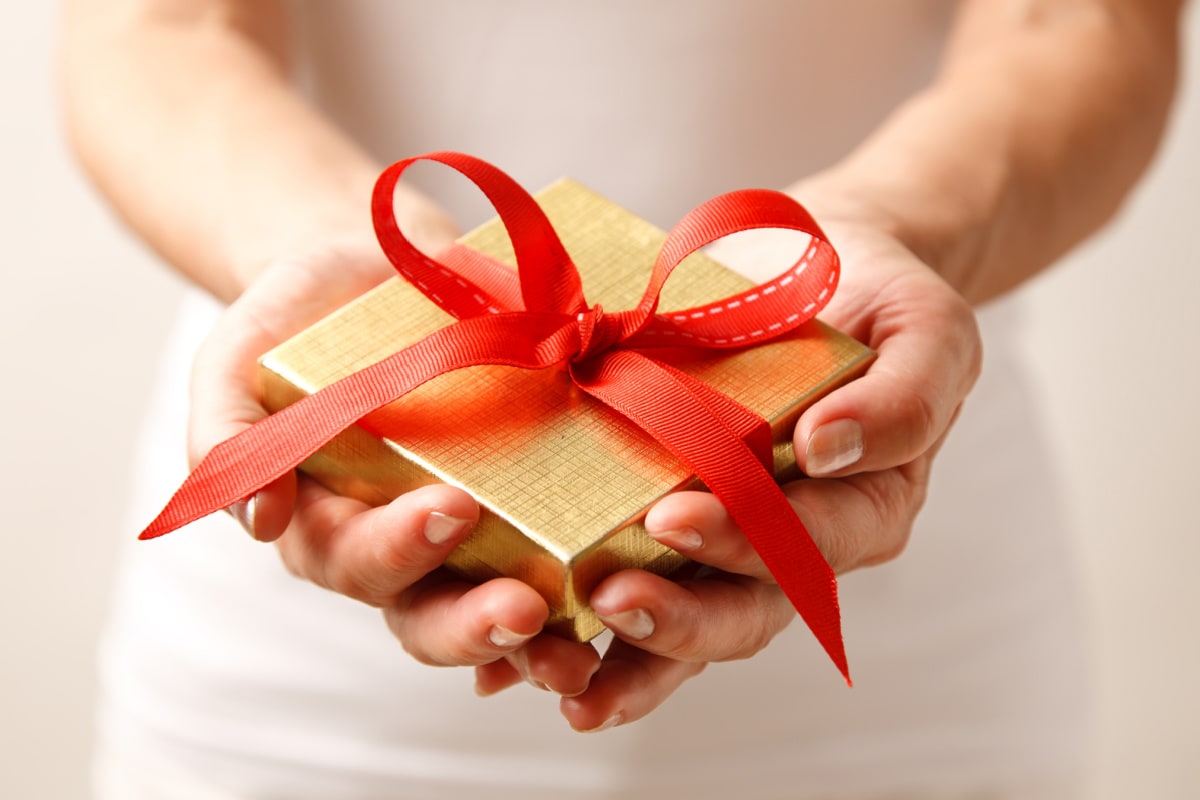 Woman holding a gift box .