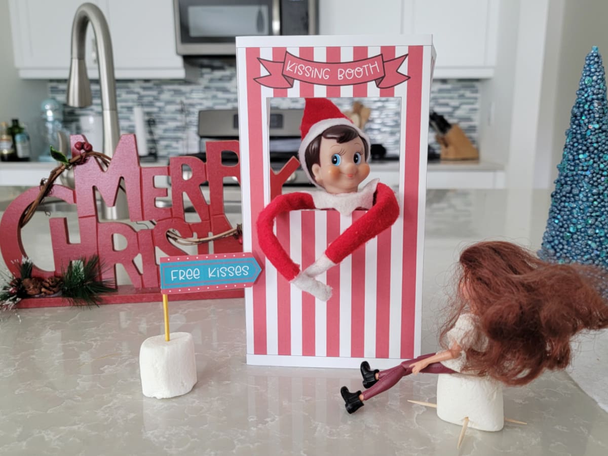 Elf Kissing Booth On Counter  