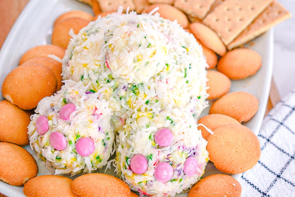 Easter dessert dip with Nilla Wafers and graham crackers