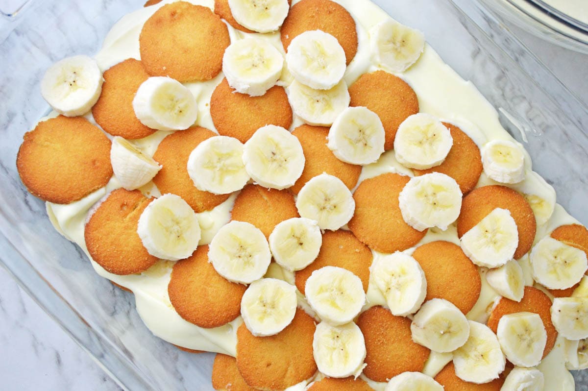 Layer of banana slices on cookies and pudding