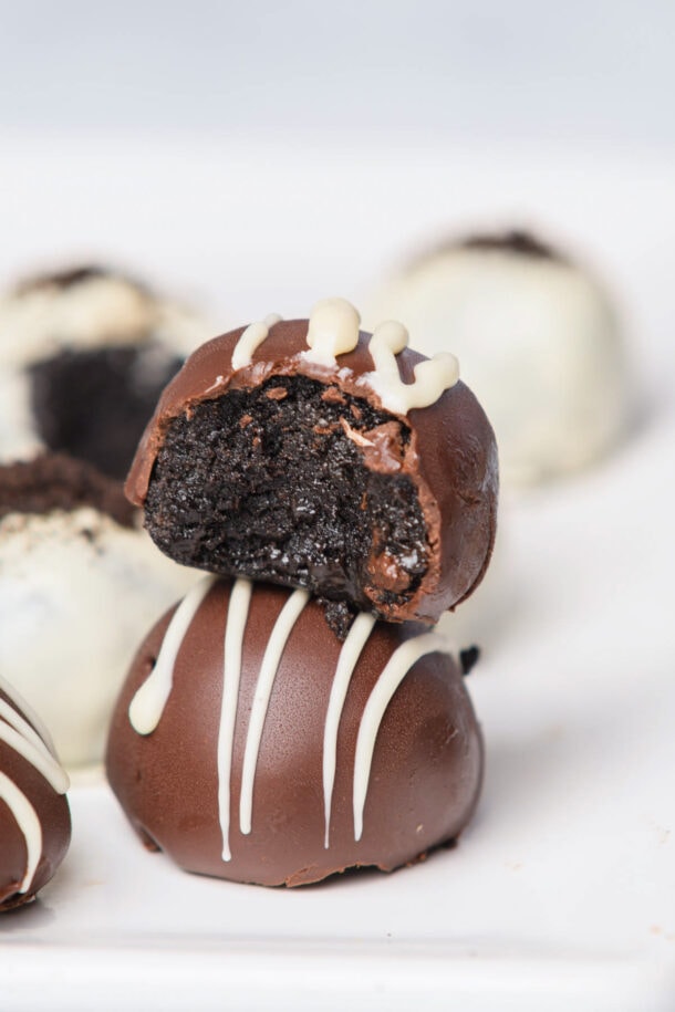 Easy Oreo Cheesecake Balls (Oreo Truffles) - Fun Money Mom