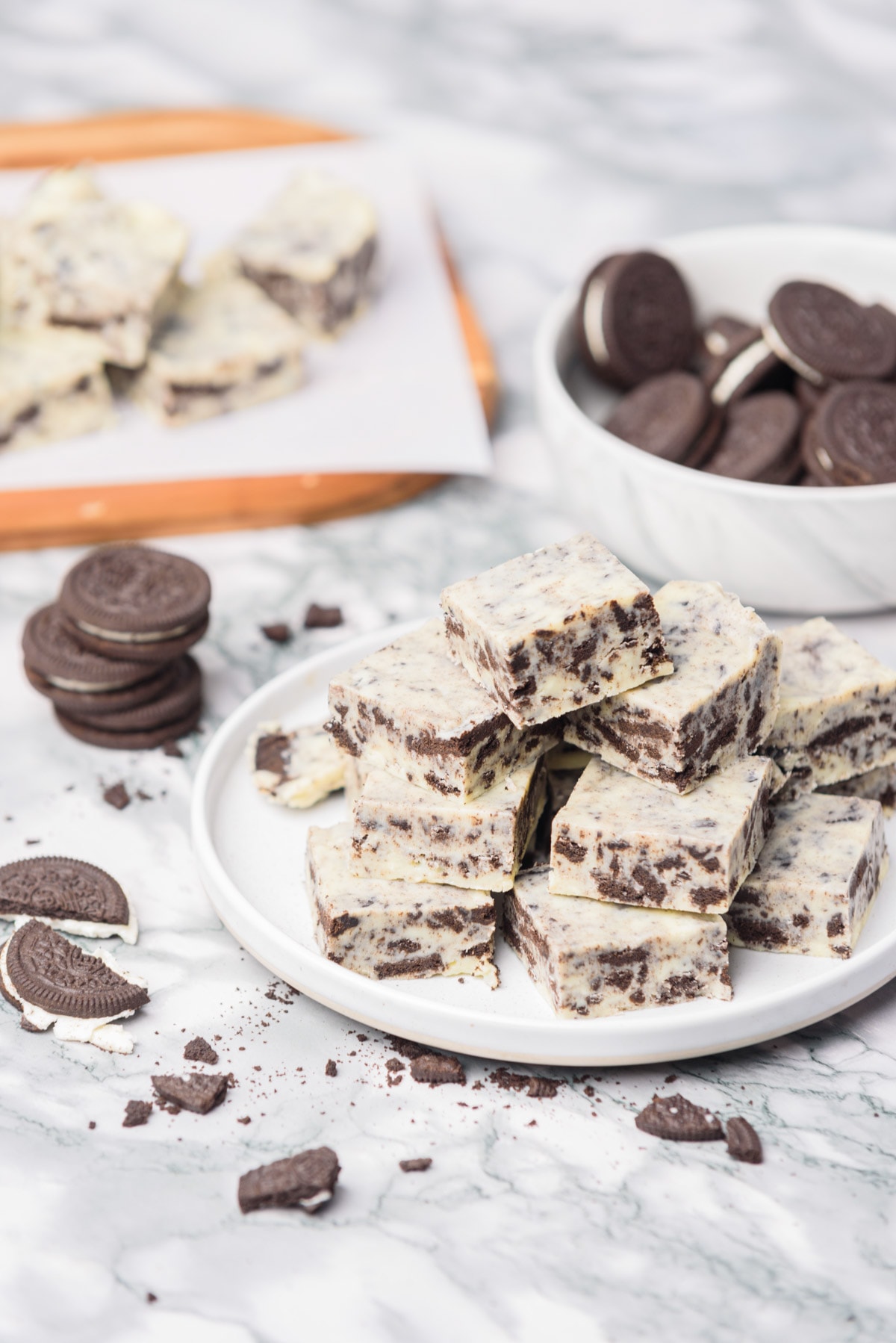 Oreo fudge surrounded by cookies