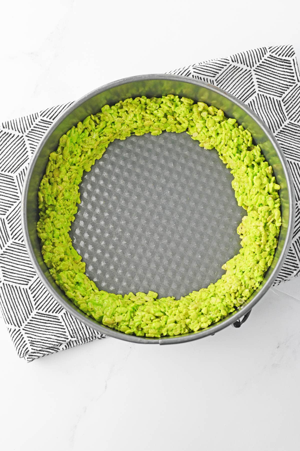 Ring of green rice krispies in pan