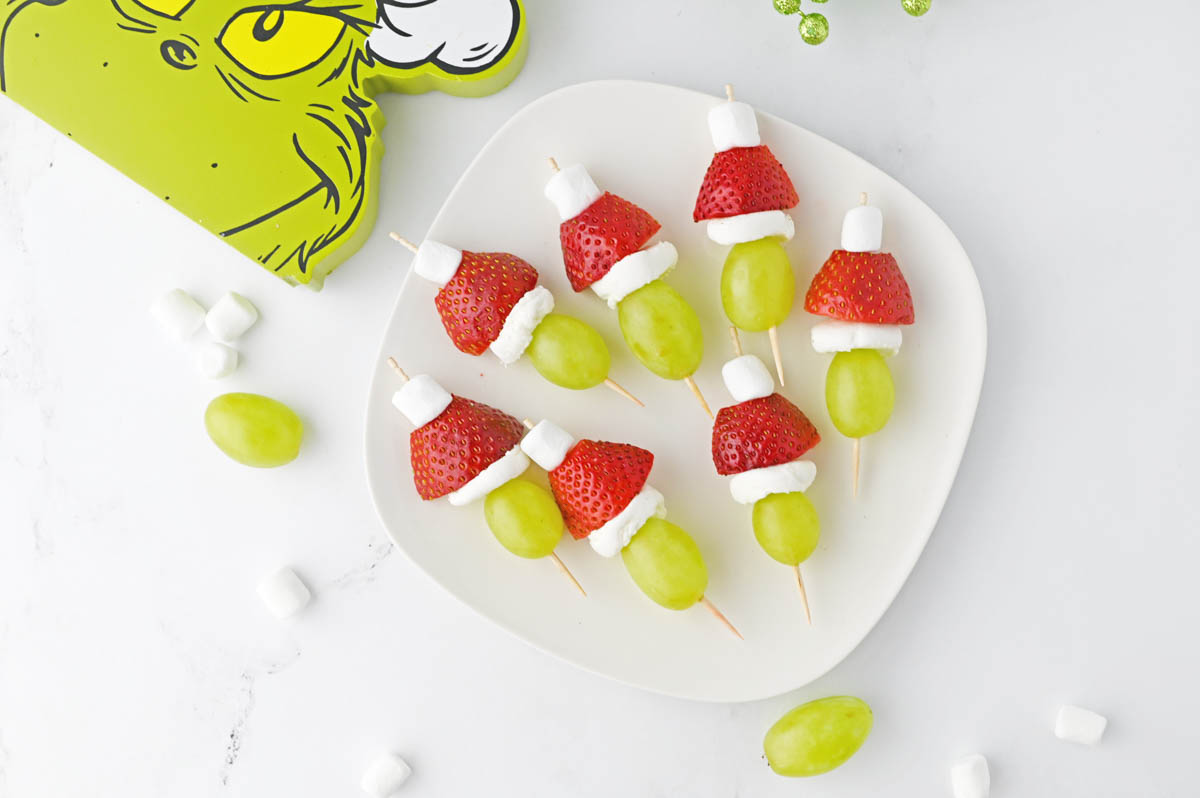 Santa hat fruit skewers with marshmallows and grapes.
